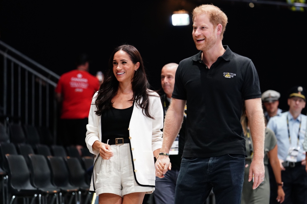 Regele Charles clarifică statutul lui Harry și Meghan după întoarcerea în Anglia