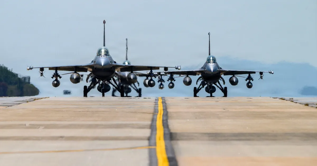 Două avioane F-16 ridicate de urgență după detectarea unei ținte aeriene lângă Insula Șerpilor