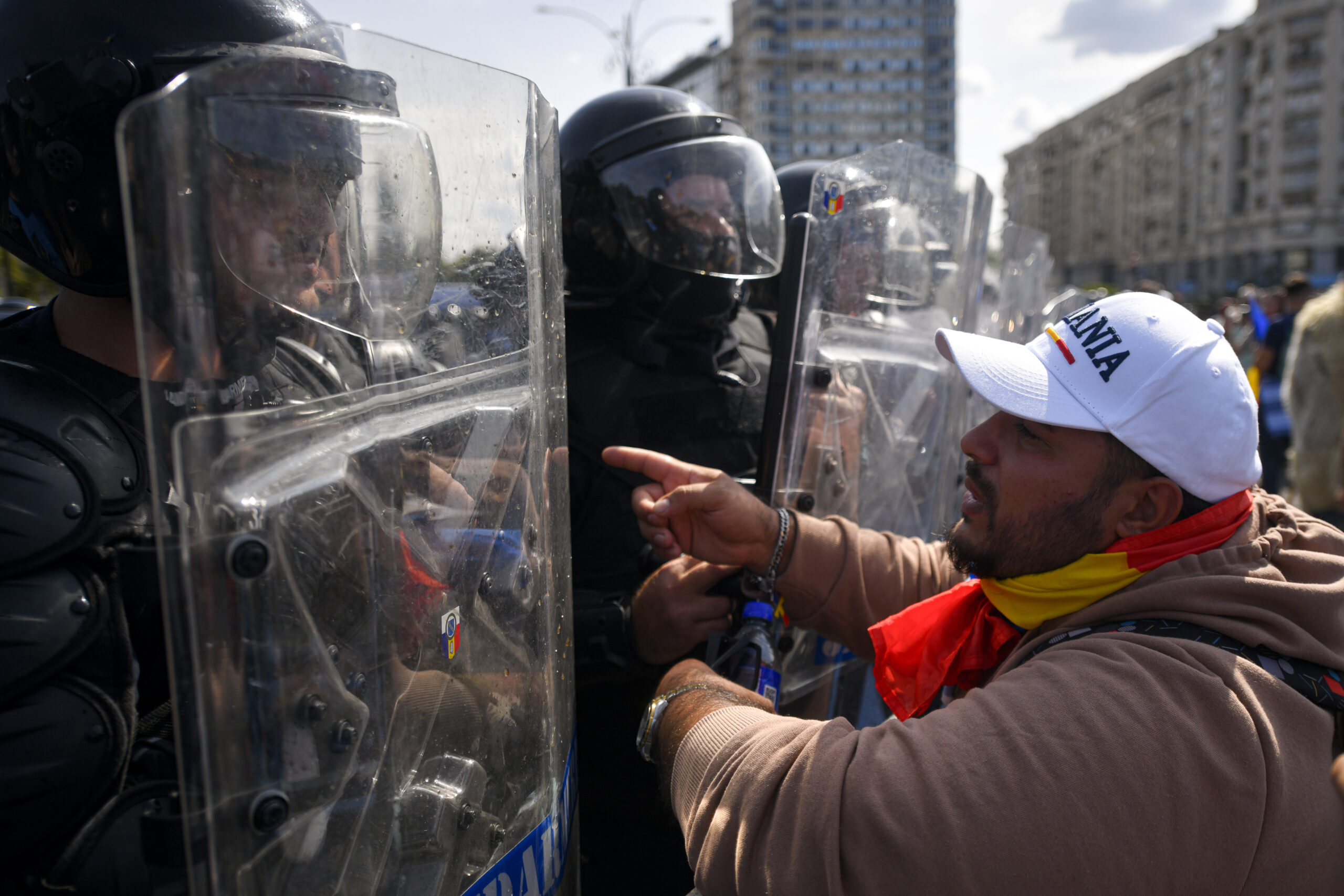 Judecătoria Sectorului 1 a dispus arestul la domiciliu pentru patru persoane implicate în violențele din Piața Victoriei
