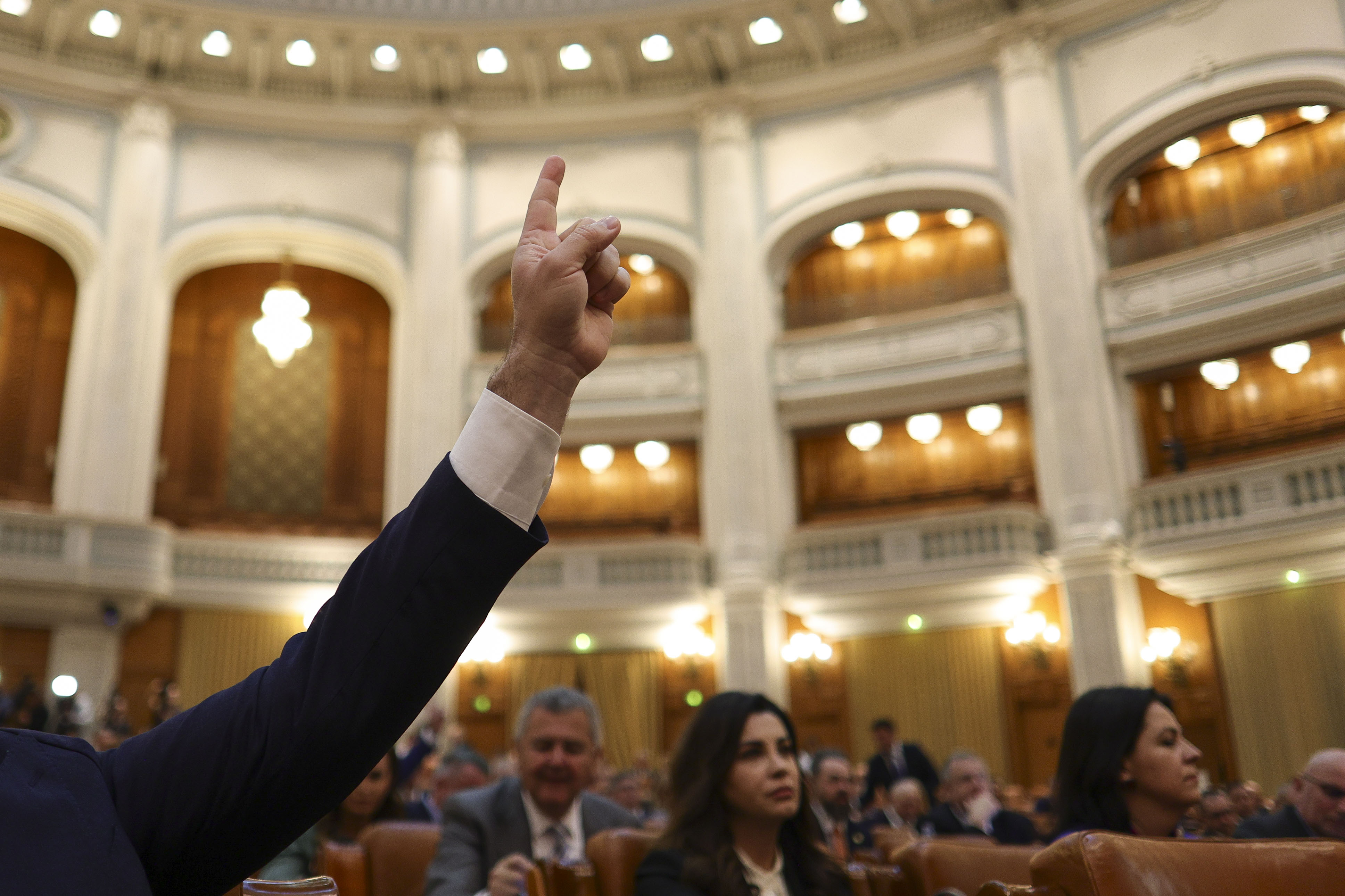 Nicușor Dan a trimis în Parlament legea privind incriminarea căsătoriei și conviețuirii forțate