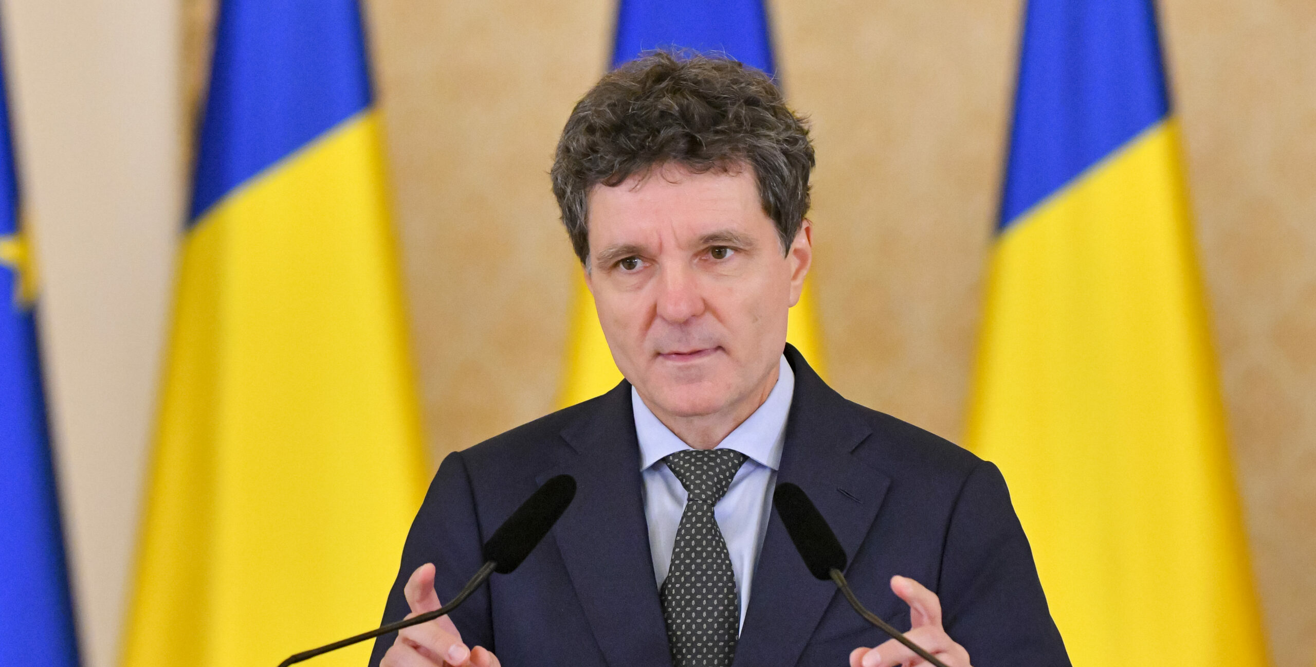 Nicușor Dan solicită reexaminarea legii privind căsătoriile și conviețuirile forțate