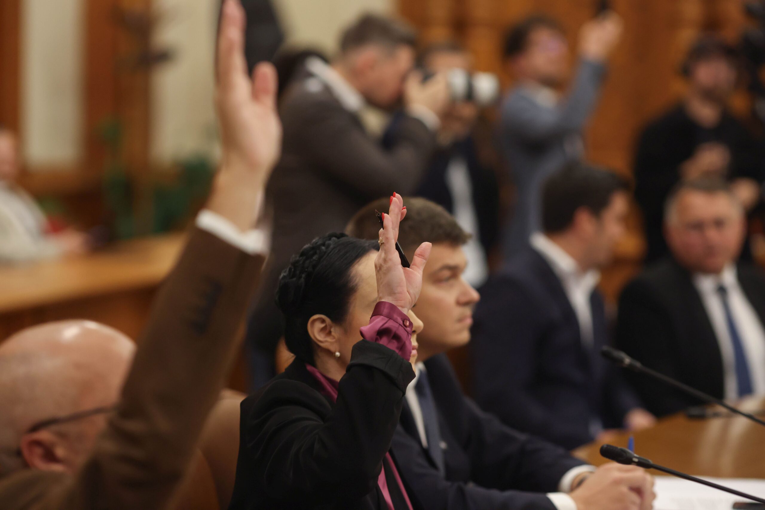 Parlamentul decide marți învestirea Guvernului Niculescu după o perioadă de administrare interimară