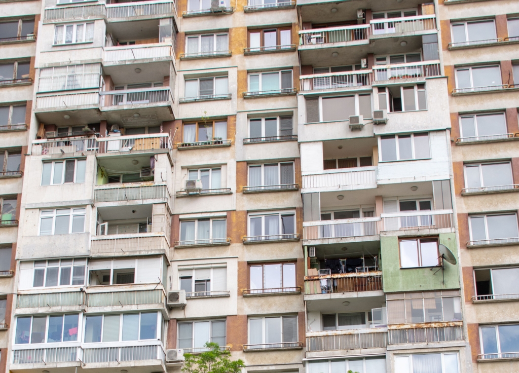 Noul Cod al Urbanismului: Proprietarii cu balcoane închise fără autorizație riscă sancțiuni severe