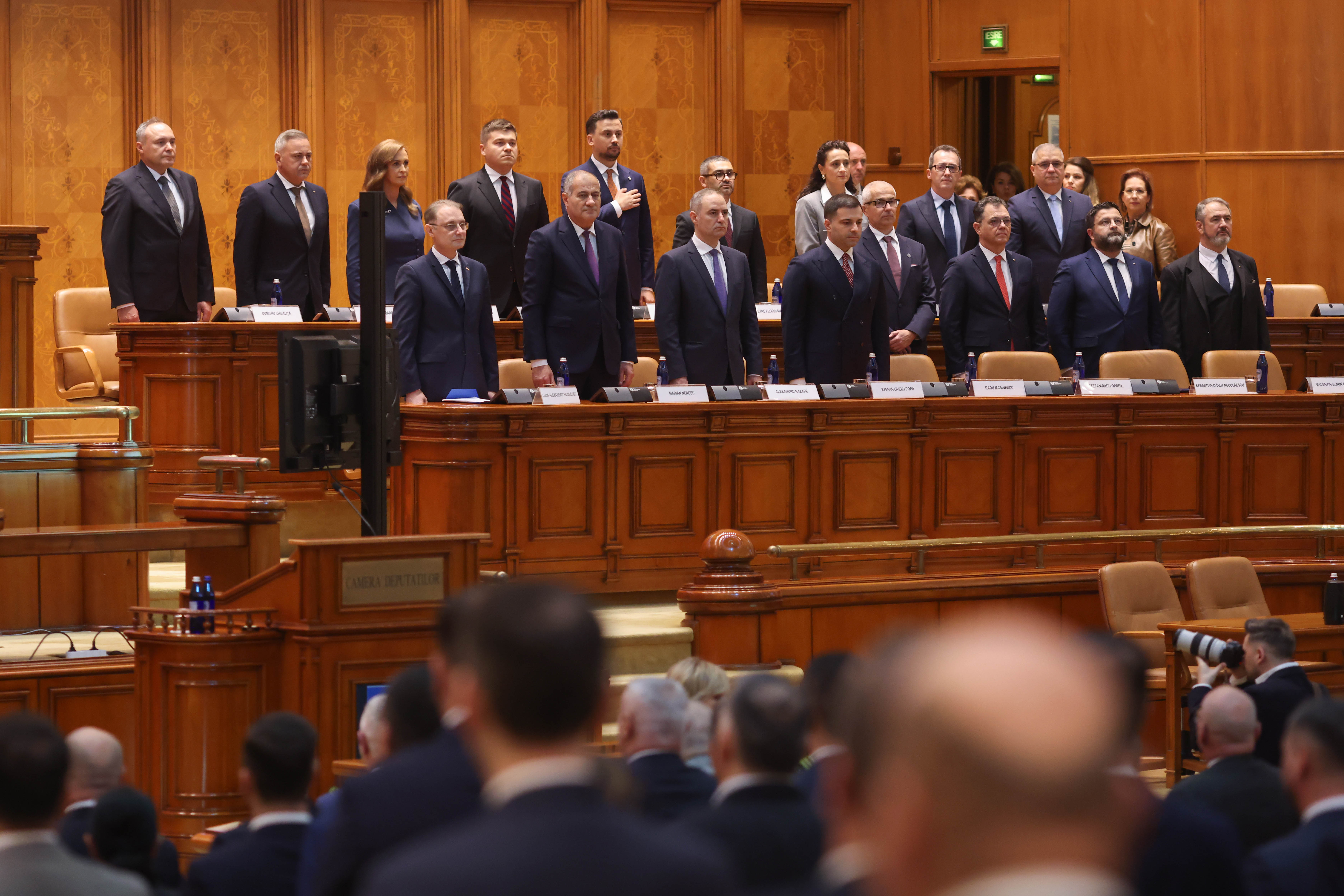 Guvernul Luca Niculescu a fost învestit de Parlament: 280 de voturi favorabile