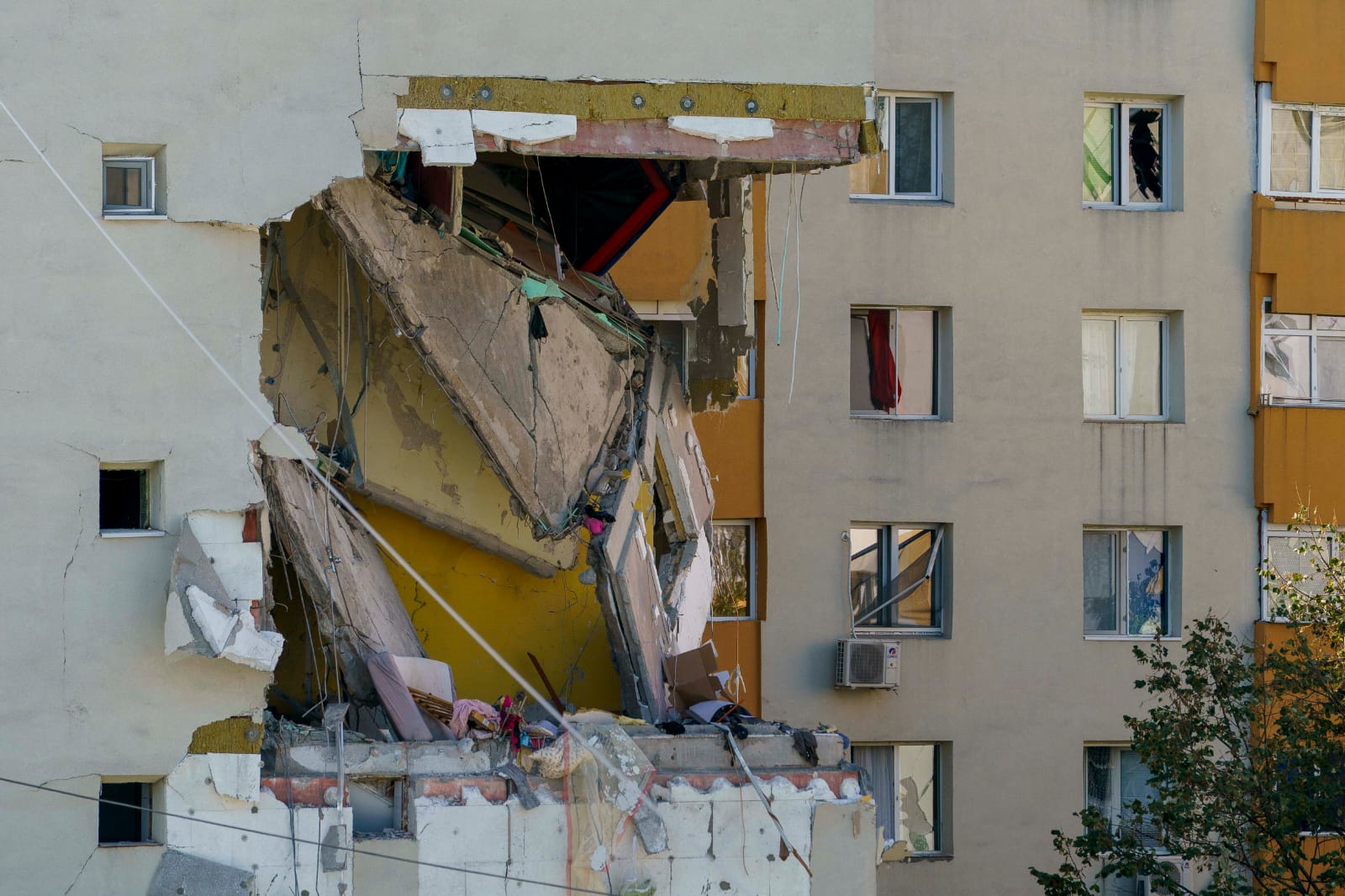 Primăria Capitalei reluează lucrările de punere în siguranță a blocului afectat de explozia din Rahova