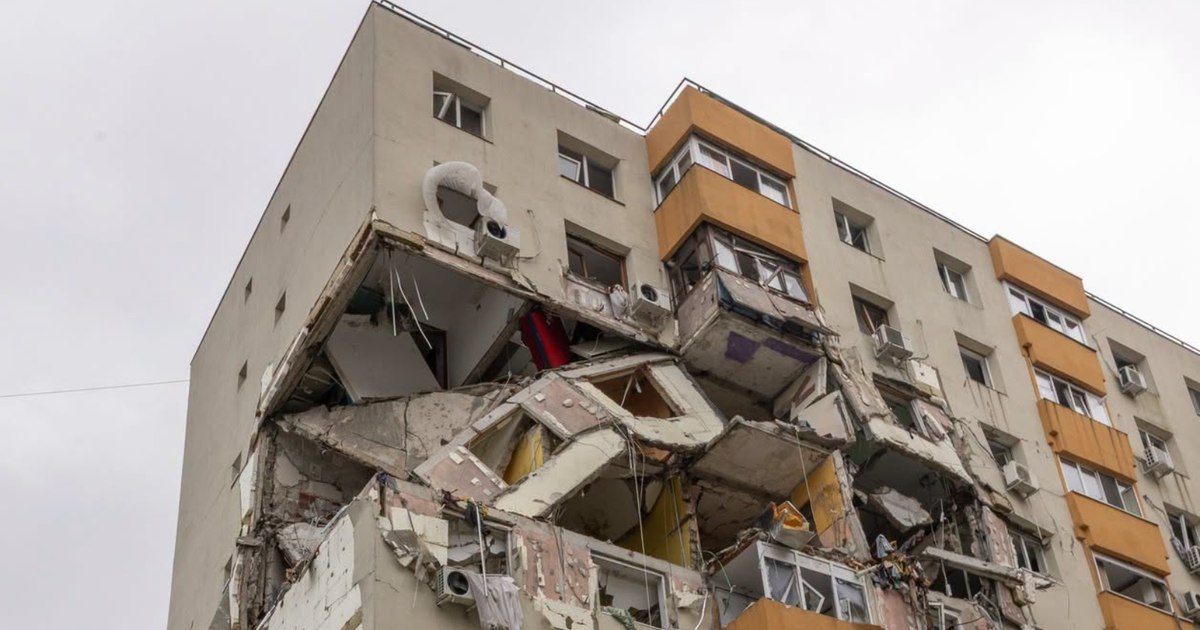 Încep lucrările de consolidare pentru blocul afectat de explozia din sectorul 5