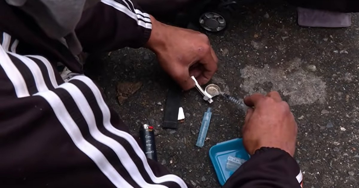 Deținerea de droguri pentru consum propriu: între sancțiune penală și necesitatea asistenței