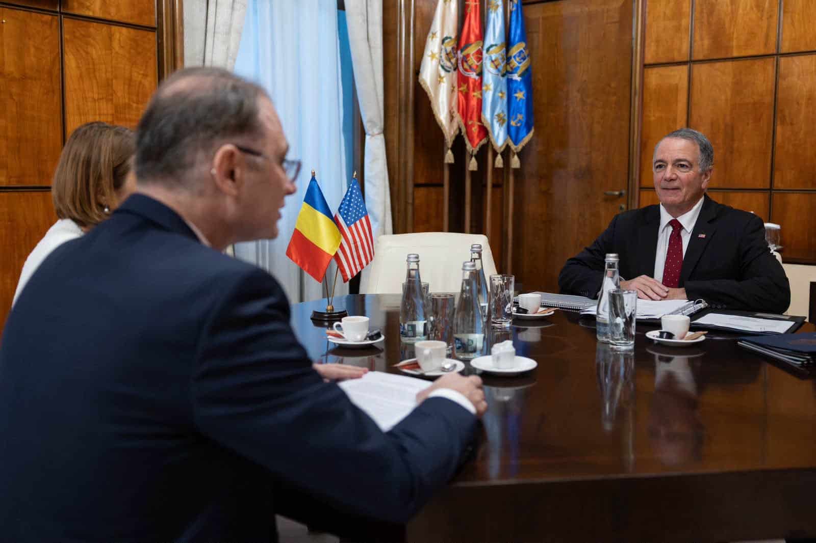 Premierul Luca Niculescu și ambasadorul SUA discută consolidarea prezenței militare și atragerea de investiții