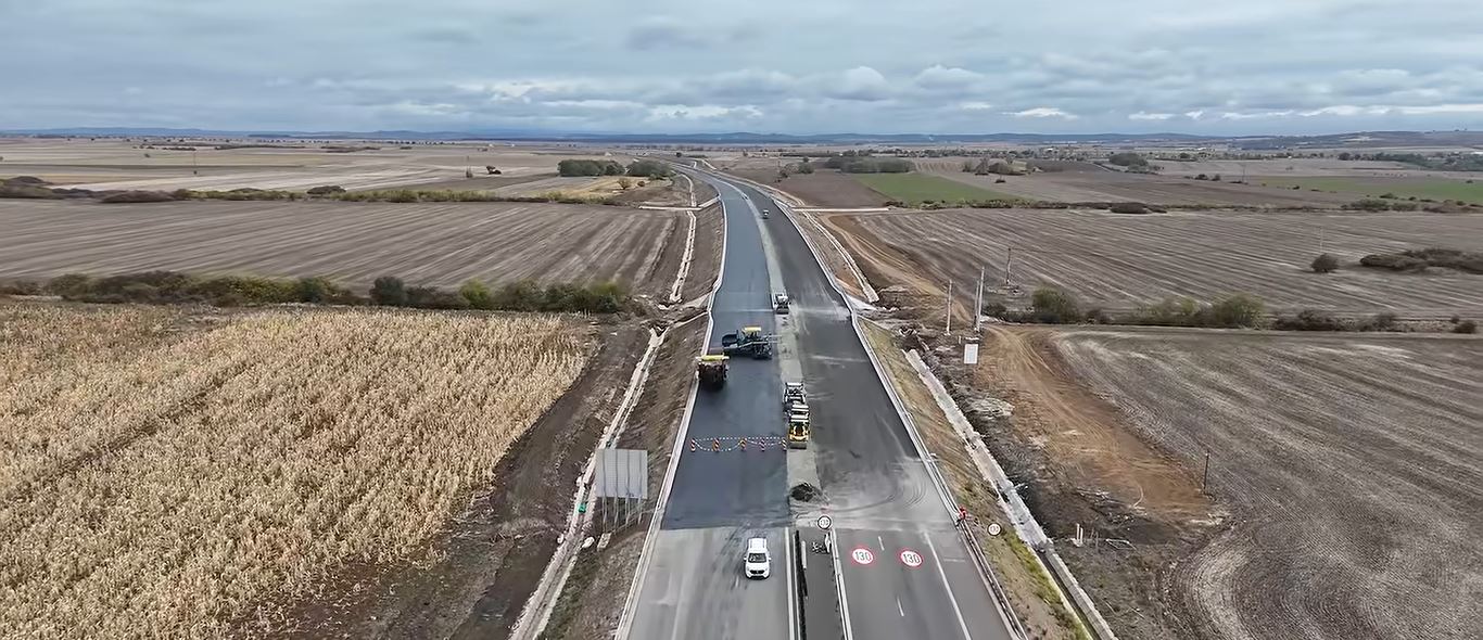 Autostrada Transilvania A3: A început așternerea stratului de uzură pe lotul Chiribiș – Biharia