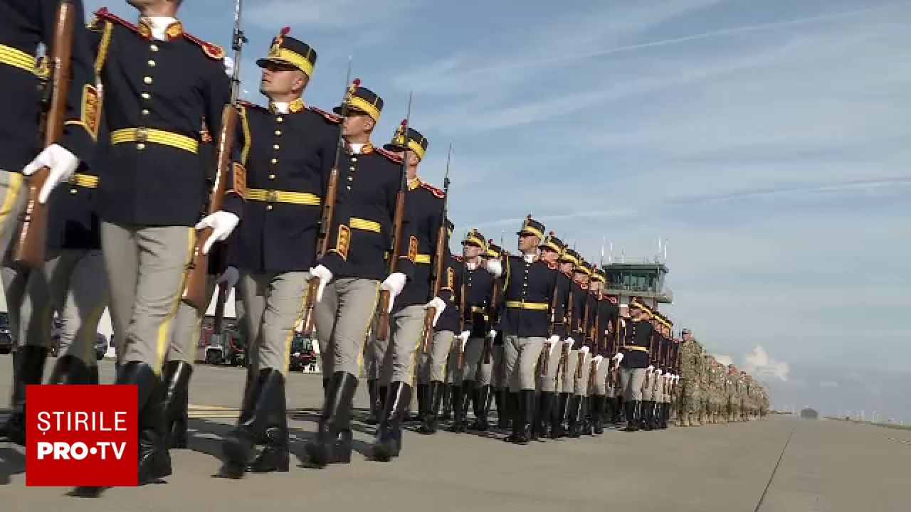 Piloții de F-16 sunt recunoscuți în cadrul ceremoniei de Ziua Armatei de la Borcea