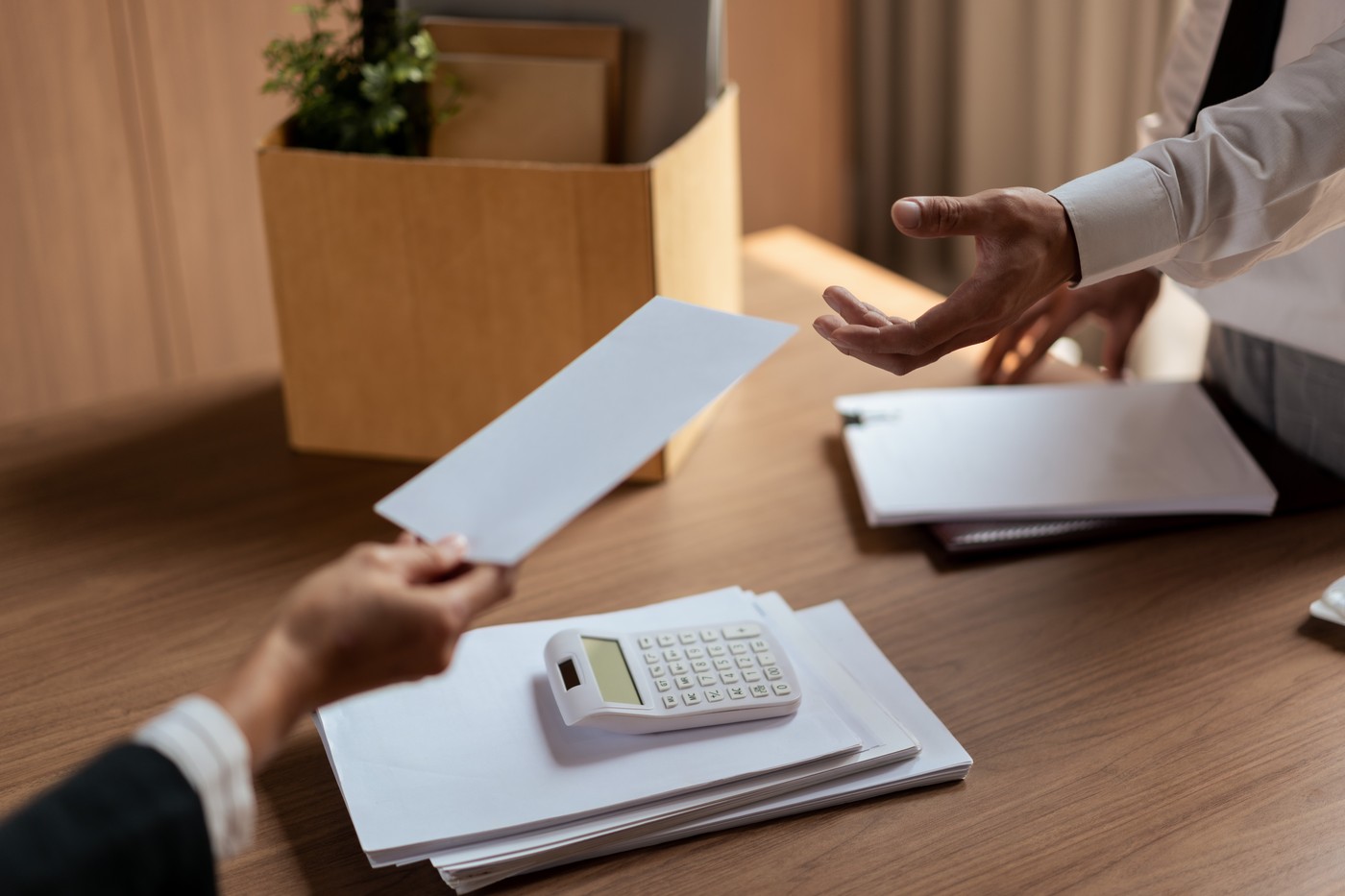 Proiect de lege care impune intervenția obligatorie a unui avocat în contractele firmelor este contestat de patronate