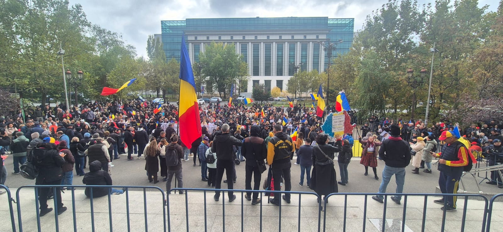 Manifestație în fața Tribunalului București pentru susținerea lui Călin Georgescu în contextul cererii DIICOT
