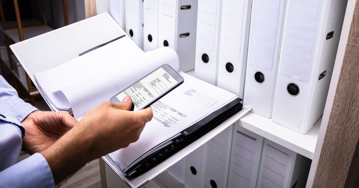 Instanțele pot verifica legalitatea clasificării documentelor ca secret de serviciu