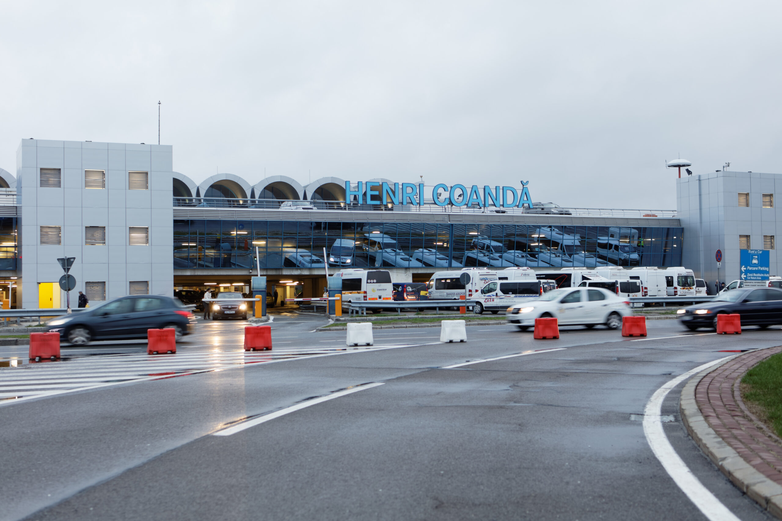 Anchetă la Aeroportul Otopeni după dispariția a aproape 700.000 de euro reținute de vameși