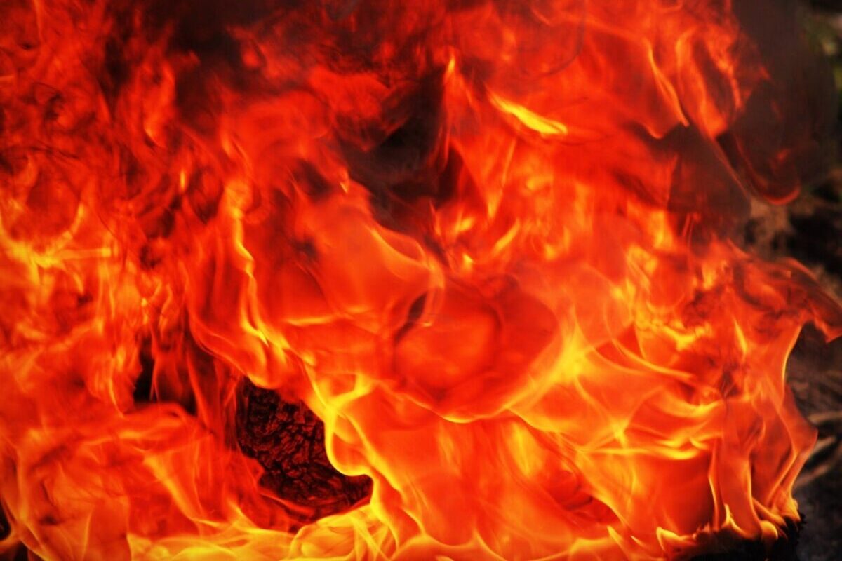 SRI: Incendiul de la Carfil din Brașov a fost provocat de o rețea de sabotaj coordonată din Rusia