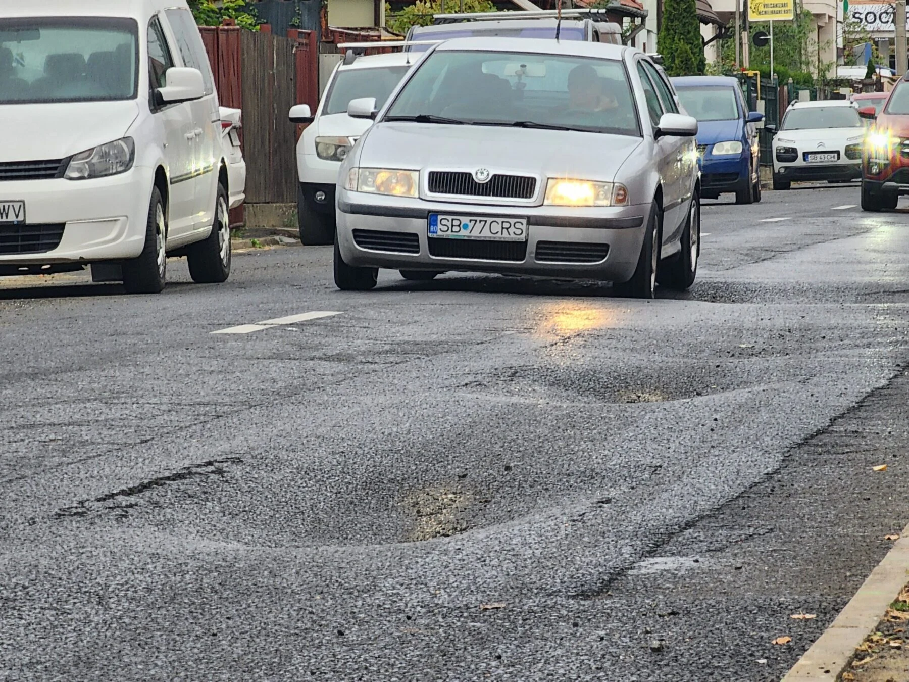 Degradarea rapidă a carosabilului pe strada Rahovei din Sibiu: gropi și denivelări la două luni de la reabilitare