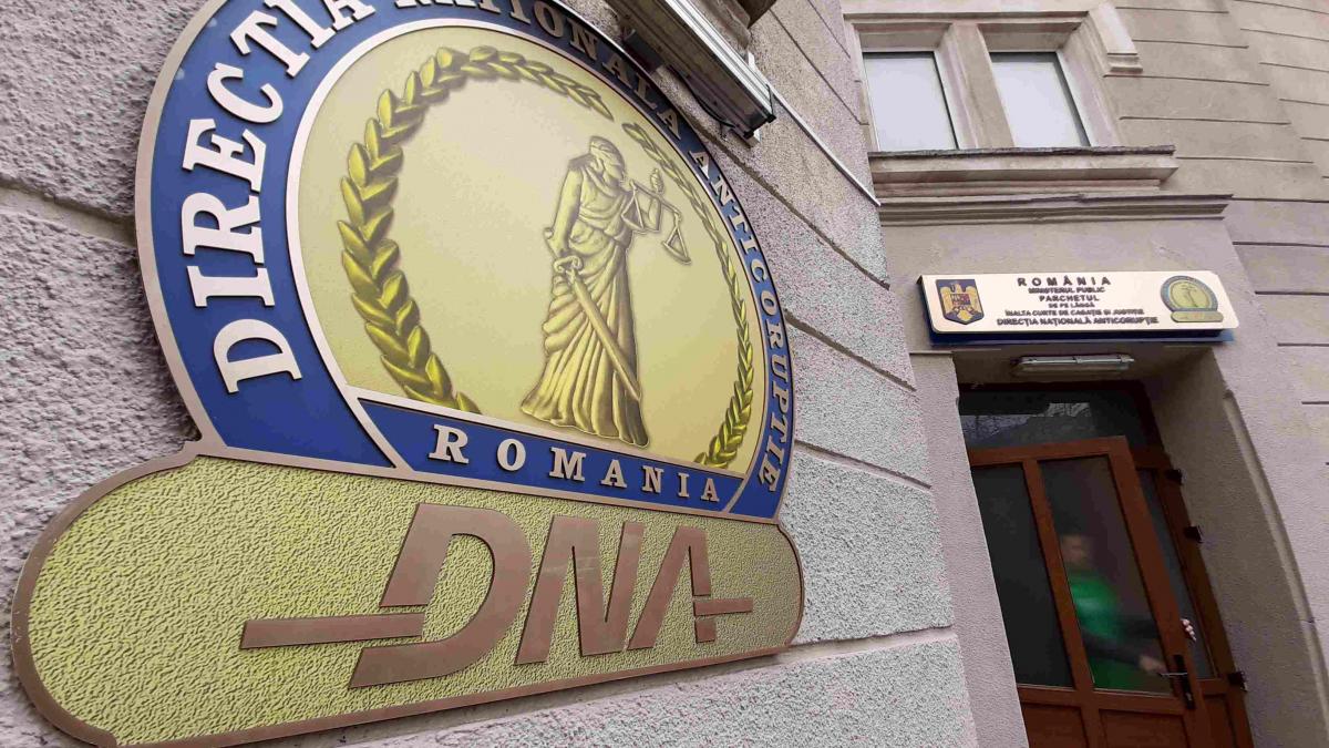 Primarul din Slănic Moldova, reținut de DNA pentru luare de mită în legătură cu un contract de 1,46 milioane de lei