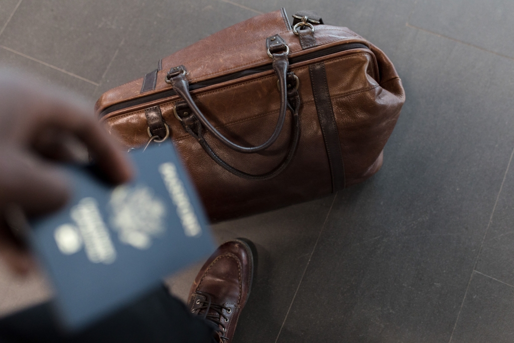 Ancheta pentru dispariția a 700.000 de euro din Vama Otopeni: suspiciuni de fraudă prin tăierea sacului de depozitare