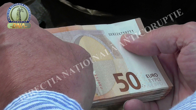 Trafic de influență la ANAF: un bărbat a fost prins în flagrant primind 11.000 de euro