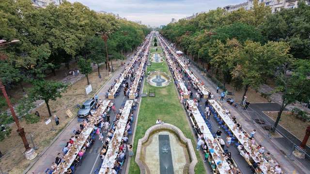 Record mondial în București: 20.000 de persoane s-au reunit la o masă de 5 kilometri în Piața Constituției