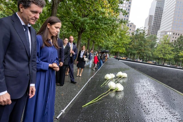 Nicușor Dan a depus flori la Memorialul 9/11 din New York în memoria victimelor, inclusiv a cetățenilor români