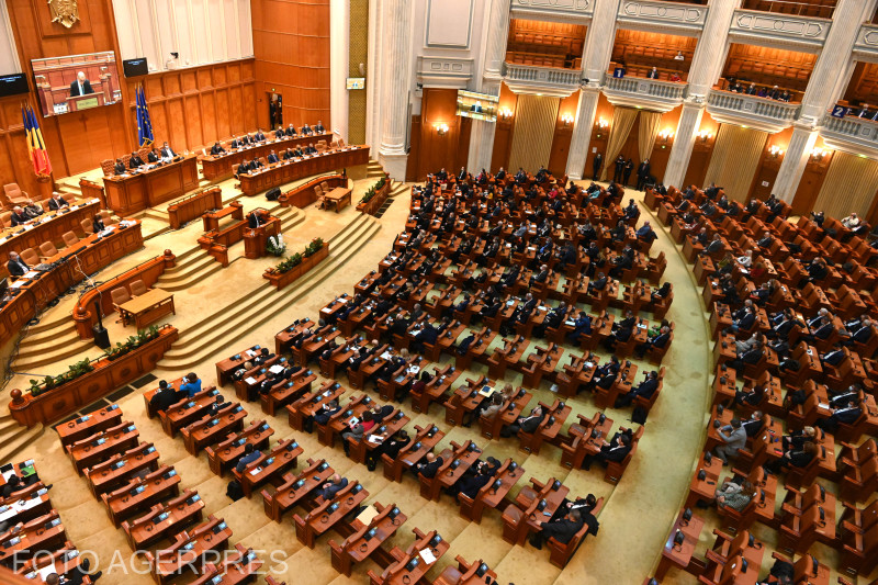 Agenda Parlamentului: Reducerea numărului de parlamentari și reintroducerea uniformelor în școli