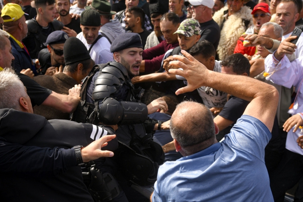 Acțiuni de poliție în 16 județe pentru violențele de la protestul ciobanilor din Piața Victoriei