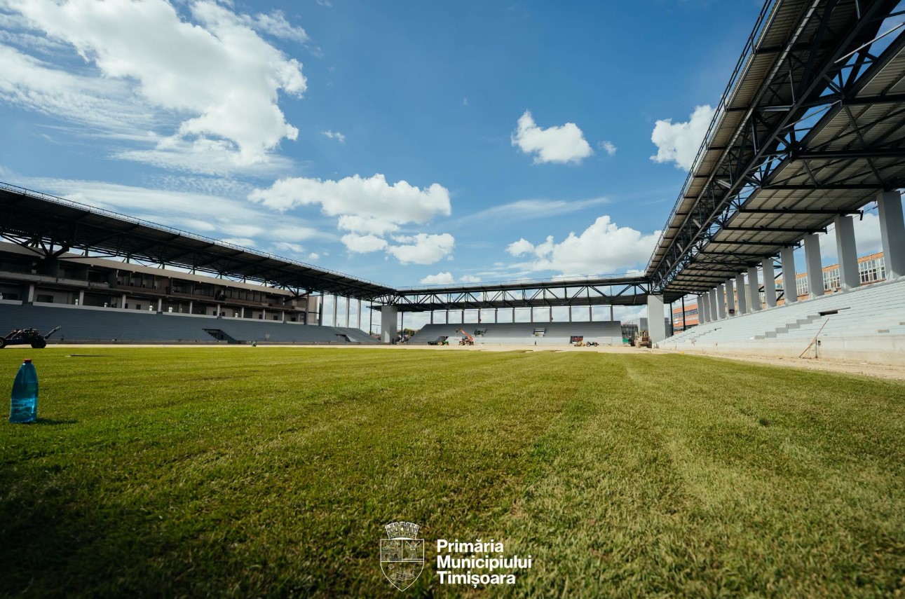 Stadionul „Eroii Timișoarei” intră în etapa finală a construcției: a început montarea gazonului