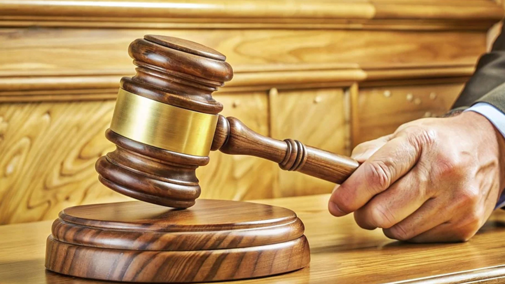 Un bărbat este trimis în judecată pentru un comentariu de pe Facebook care viza magistrații