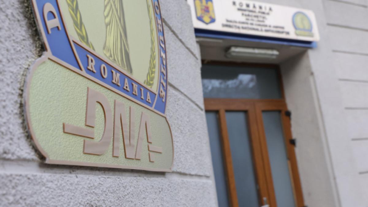 Arestări în dosar DNA privind mită de 450.000 de euro pentru un proiect energetic la Gheorgheni
