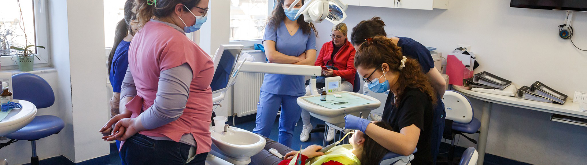 Primăria Cluj-Napoca a alocat peste 800.000 de euro pentru dotarea cabinetelor stomatologice din școli