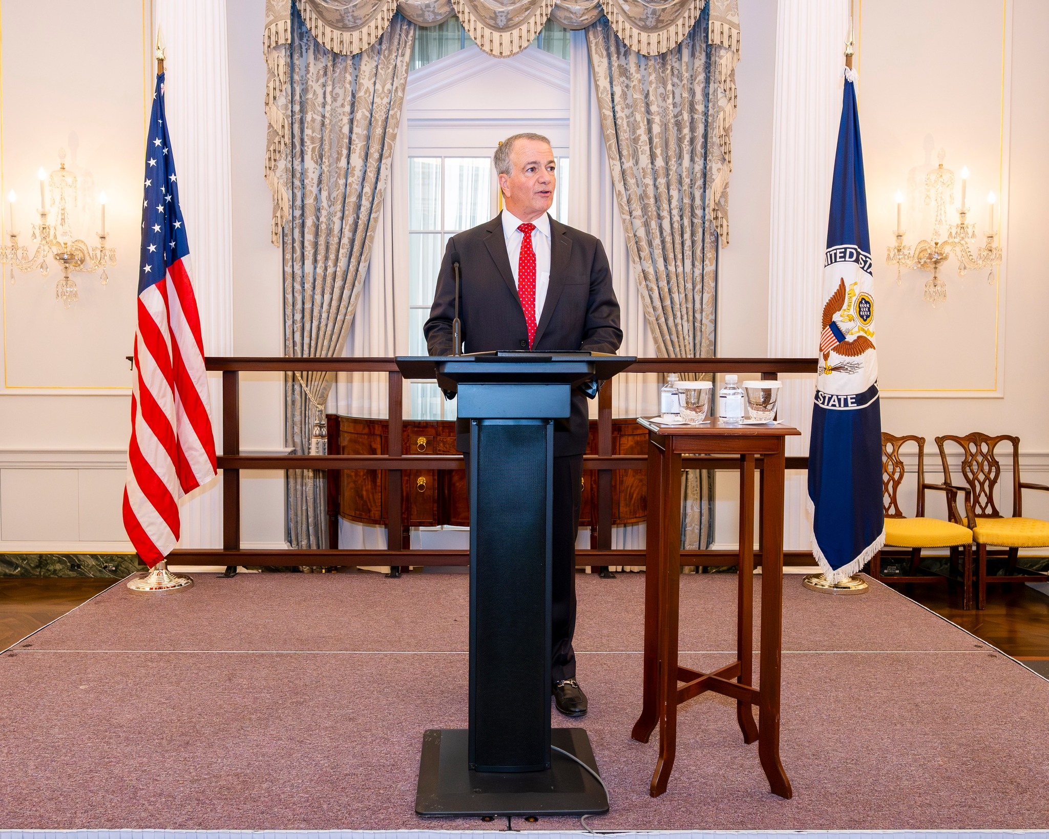 Reacția ambasadorului SUA la acuzațiile privind prăbușirea Guvernului Bolojan