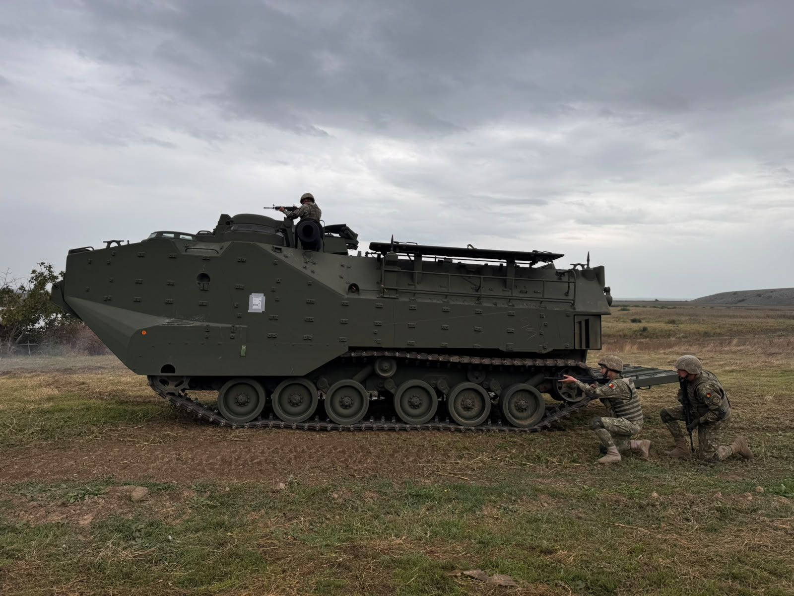 România a recepționat primele vehicule amfibii de asalt AAV furnizate de Statele Unite