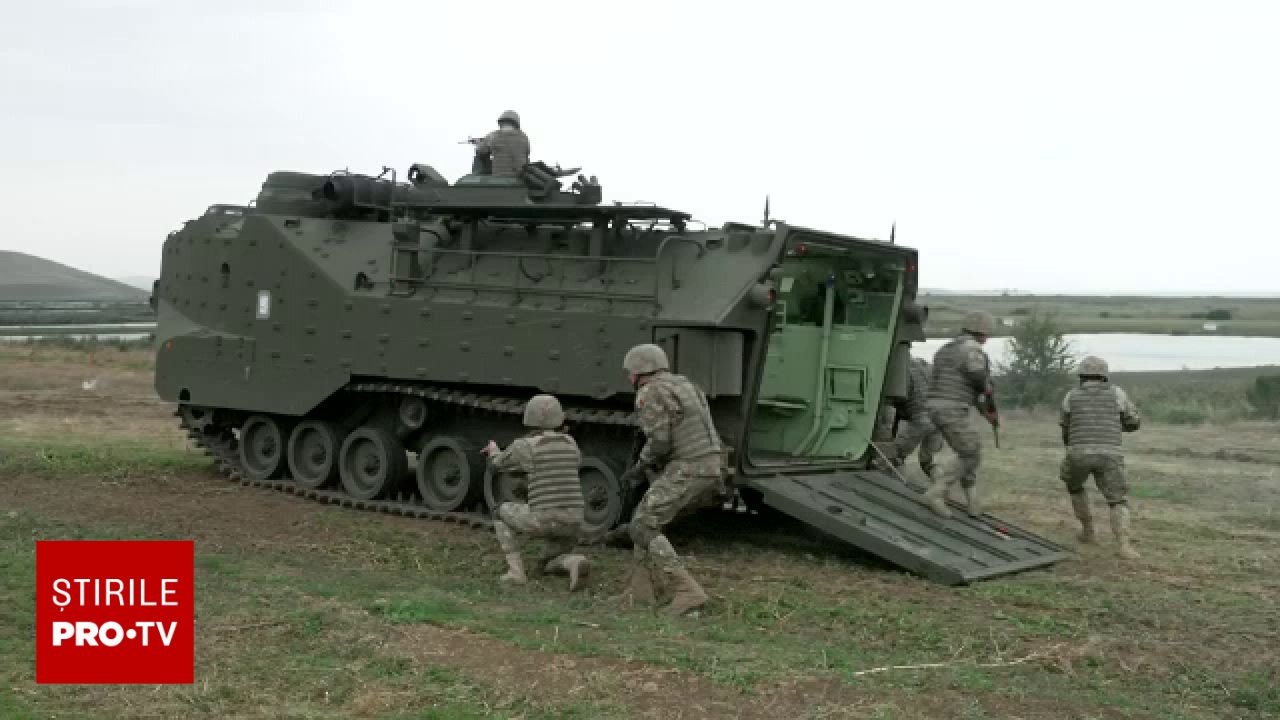 România introduce în dotarea Forțelor Navale primele blindate amfibii AAV-7 de origine americană