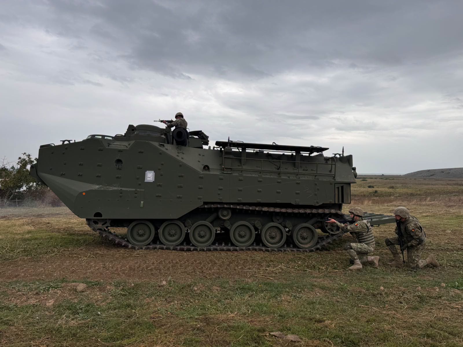 Primele nouă vehicule amfibii de asalt livrate României de către SUA pentru securitatea Flancului estic