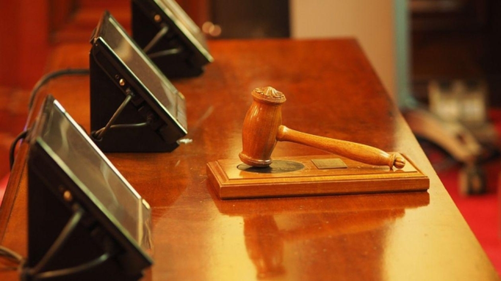 Condamnare pentru ultraj judiciar: un bărbat a trimis aproape 100 de mesaje jignitoare unui avocat