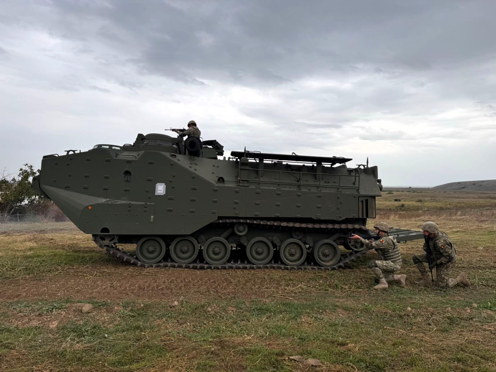 Primele nouă vehicule amfibii de asalt americane au fost livrate în România, la Babadag
