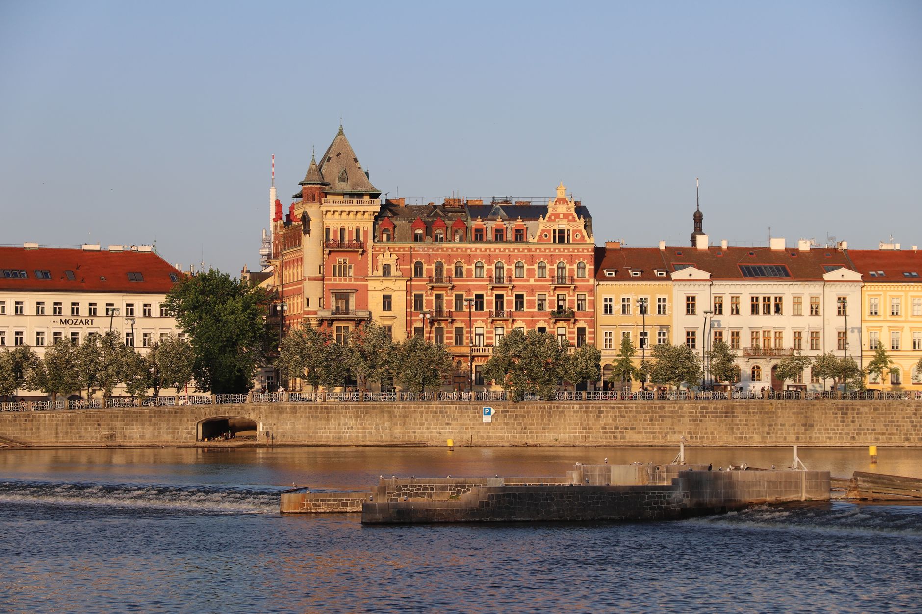 Nicușor Dan se află în Praga pentru discuții despre securitate și industria de apărare