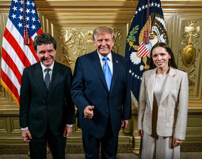 Explicații privind publicarea fotografiei cu Donald Trump de către Nicușor Dan