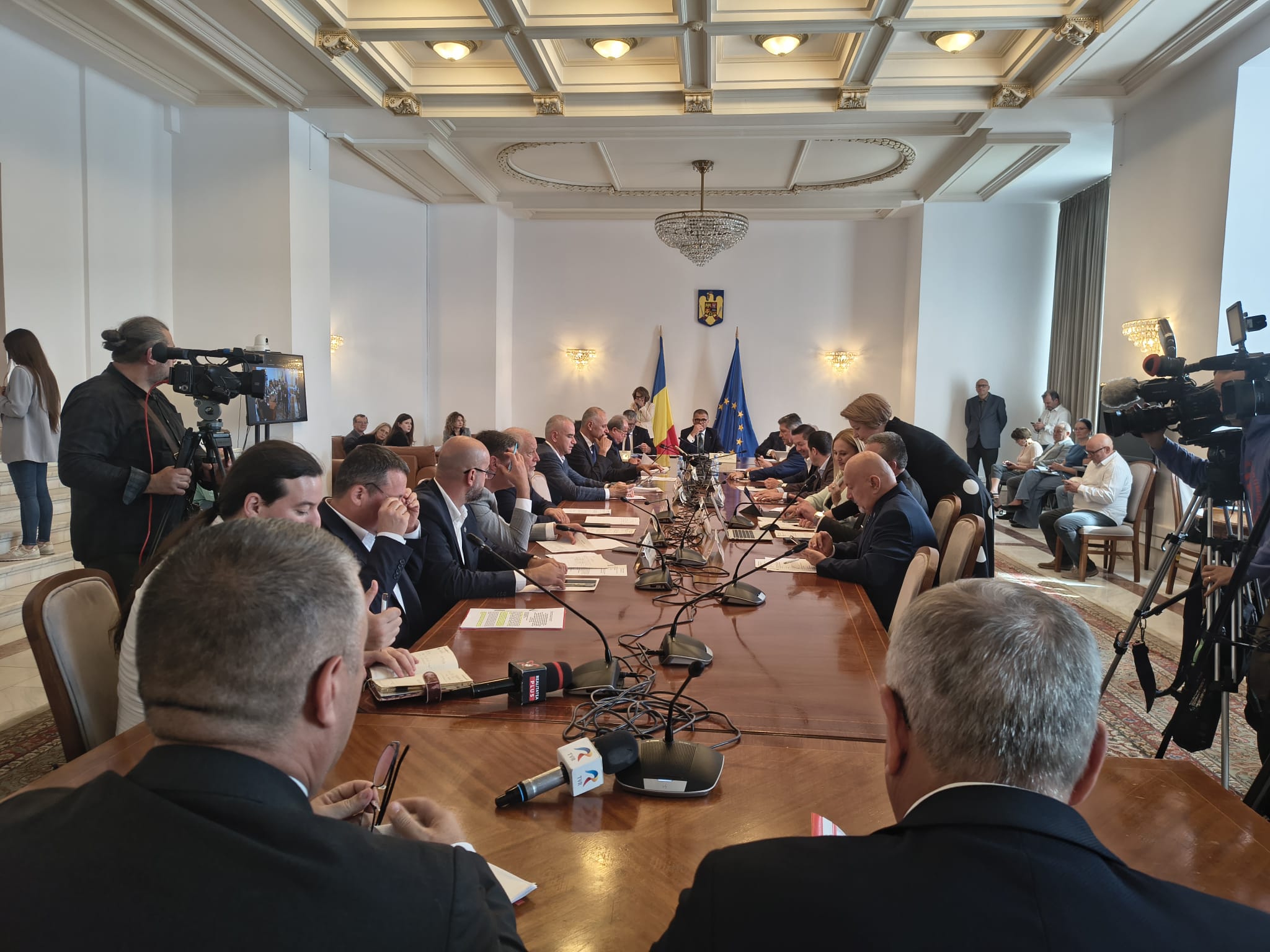 Comisia de Apărare a amânat raportul privind limitarea mandatelor șefilor de servicii de informații