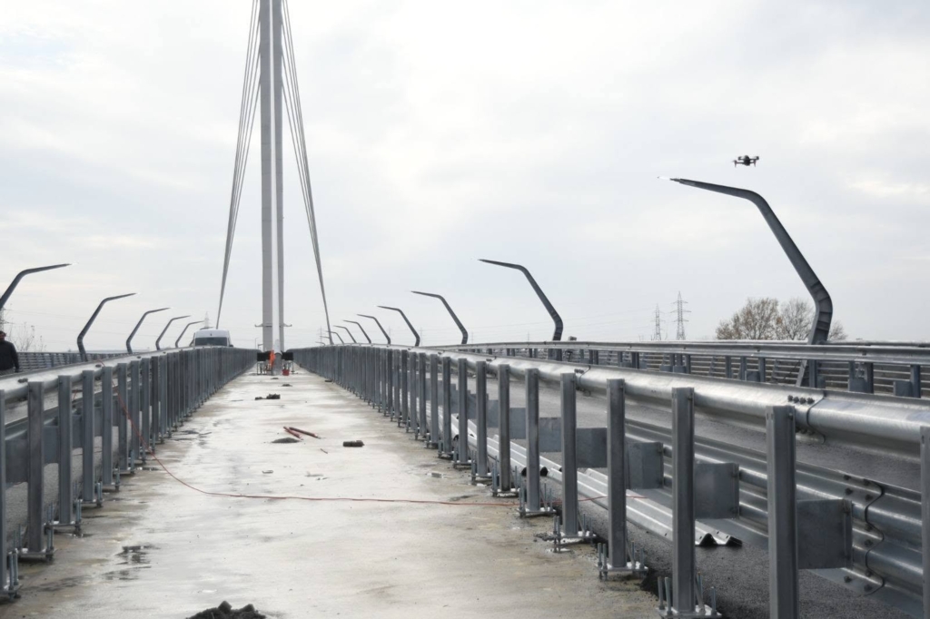 Probleme tehnice la podul hobanat din Arad: suprafețele de pe trotuare și pista de biciclete intră în reparații