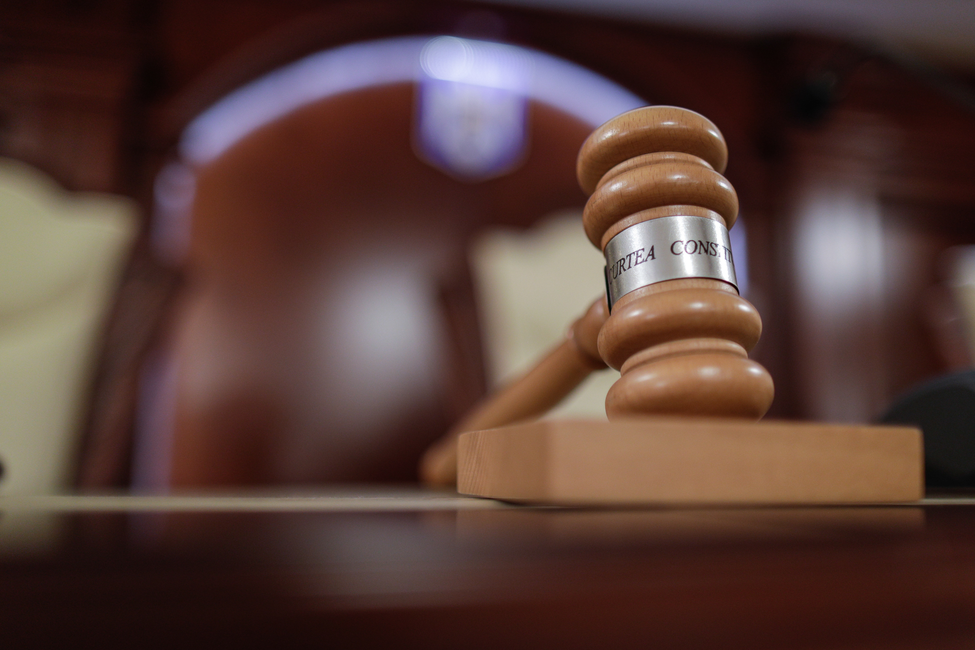 Decizia CCR: Funcționarii publici pot candida la funcții de demnitate fără încetarea raportului de muncă