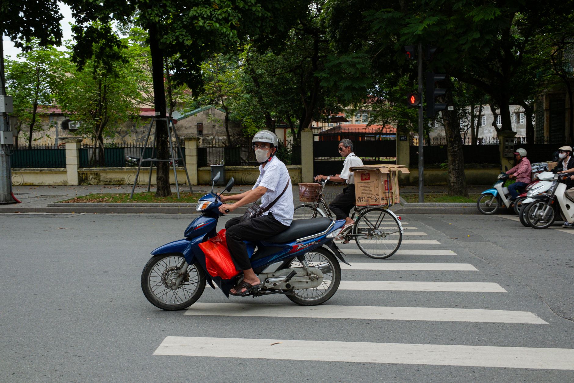 Camera Deputaților adoptă lege care permite motocicliștilor și bicicliștilor depășirea coloanelor la semafor