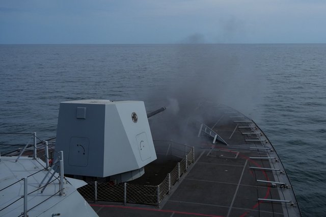 Corveta Contraamiral August Roman a efectuat primele trageri cu artileria în cadrul unui exercițiu în Marea Neagră