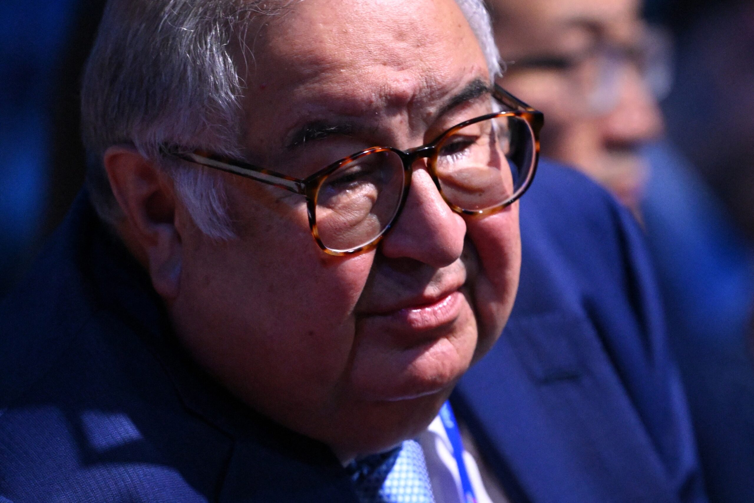 Tensiuni la nivelul UE: Franța trebuie să justifice solicitarea de a-l scoate de pe lista de sancțiuni pe Alisher Usmanov