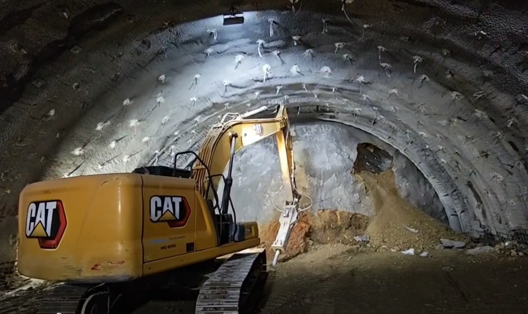 Autostrada Sibiu-Pitești: A fost finalizată străpunerea unei noi galerii în tunelul Boița 1
