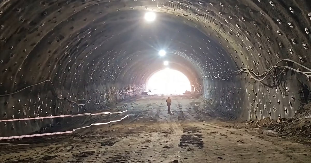 Progres pe autostrada Sibiu–Pitești: A fost finalizată străpungerea ambelor galerii ale tunelului Boița 1