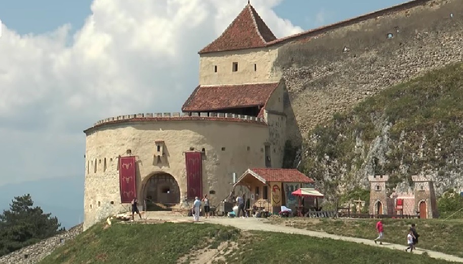 Restaurarea Cetății Râșnov este blocată de contestații; redeschiderea ar putea fi amânată până în 2029