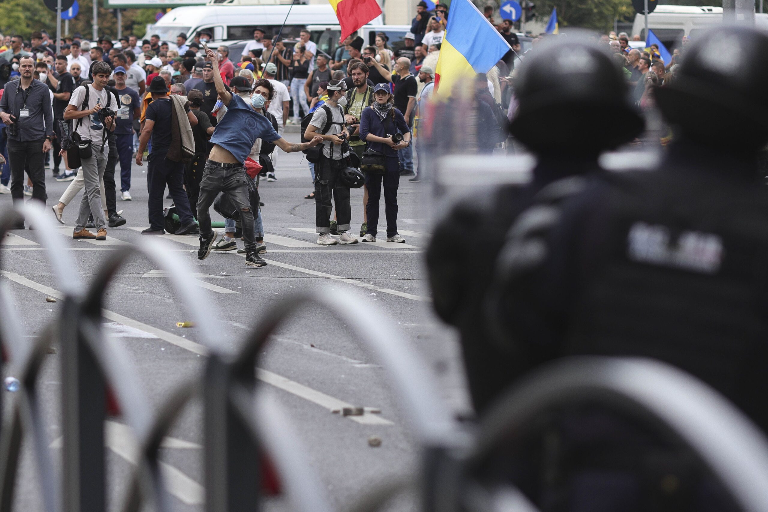 Un bărbat deținut ilegal un pistol în Bihor, după ce a amenințat forțele de ordine în Piața Victoriei