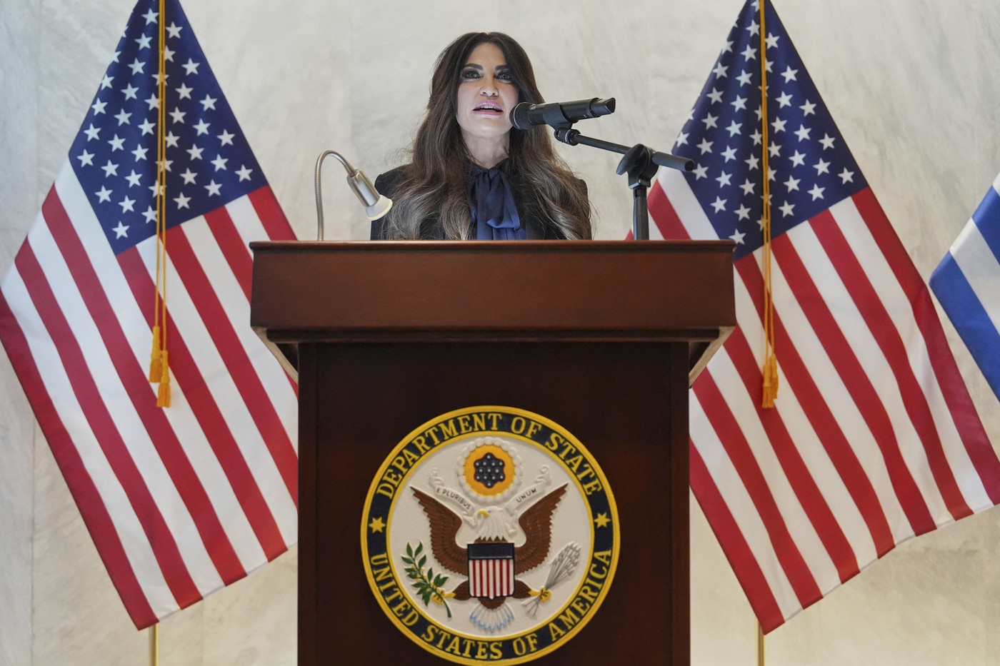 Casa Albă a cerut demisia ambasadoarei Kimberly Guilfoyle după implicarea în căderea Guvernului Bolojan